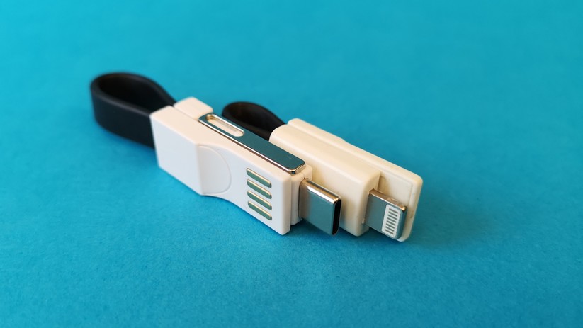 Diese beiden Ladekabel sehen sich sehr ähnlich. Das hintere Modell hat allerdings nur einen Lightning-Anschluss. Das Vordere verfügt zusätzlich über Micro-USB und USB-C.