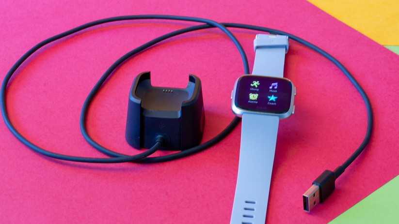 Die Ladeschale zum Fitbit Versa. 