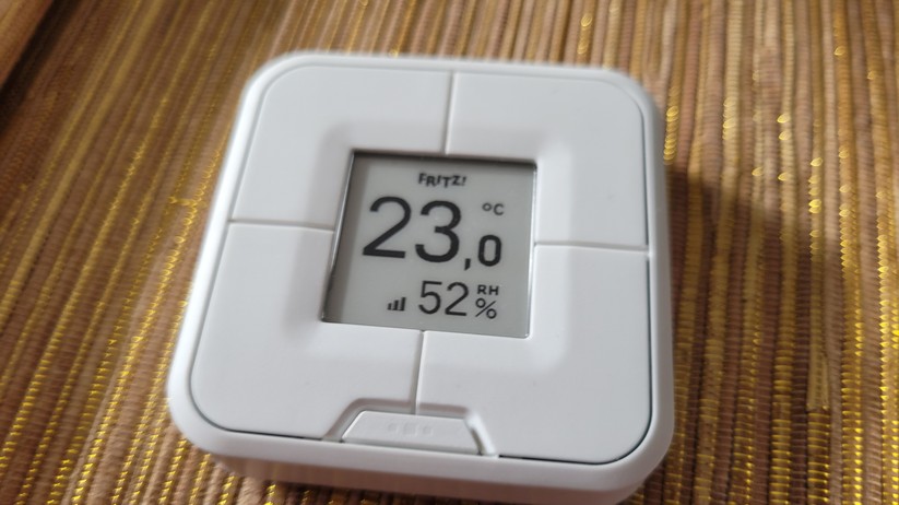  Mit der Fernbedienung Fritzdect 440 kann man das Thermostat fernsteuern und den integrierten Temperatursensor als Basis für die Heizkörpersteuerung verwenden.