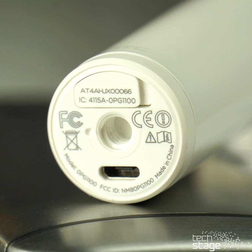 Auf der Unterseite der RE gibt es einen Micro-USB-Anschluss zum Aufladen des Akkus, ein Stativgewinde und – hinter einer kleinen Klappe – einen microSD-Kartenslot.