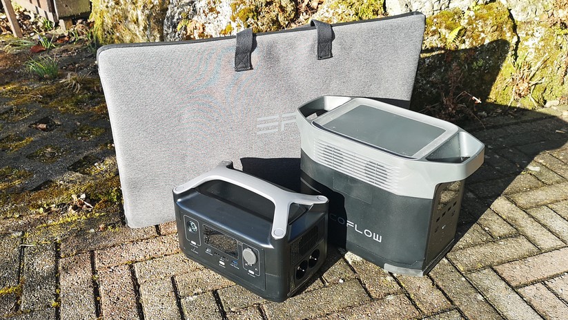 Die Ecoflow River neben der Ecoflow Delta. Dahinter steht das zusammengepackte 110-W-Paneel.