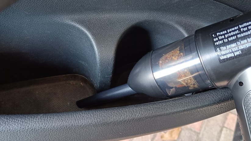 Unser Mini-Sauger wird bequem per USB geladen.