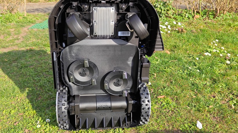 Der Ecovacs Goat A3000 LiDAR bietet eine Schnittbreite von 33 cm und integriert einen Rasentrimmer. Letzterer muss nach dem Auspacken mit einem langen Kreuzschlitz-Schraubenzieher montiert werden.