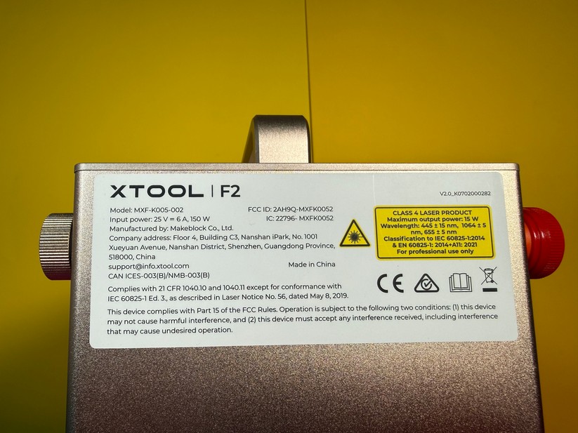 Achtung, der F2 ist ein Laser-Klasse-4-Gerät und gehört ausschließlich in professionelle Hände.