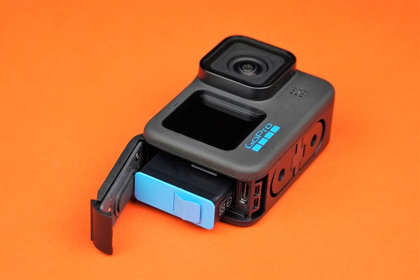 GoPro Hero10 Black: Seitlich unter einer Metallklappe sitzen der Akku, die Speicherkarte und der USB-C-Anschluss. 