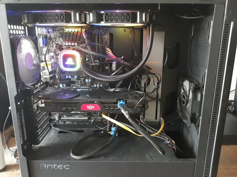 Der Einbau der Hydro Series H115i geht dank der simplen Befestigungskonstruktion einfach und leichtgängig von der Hand.