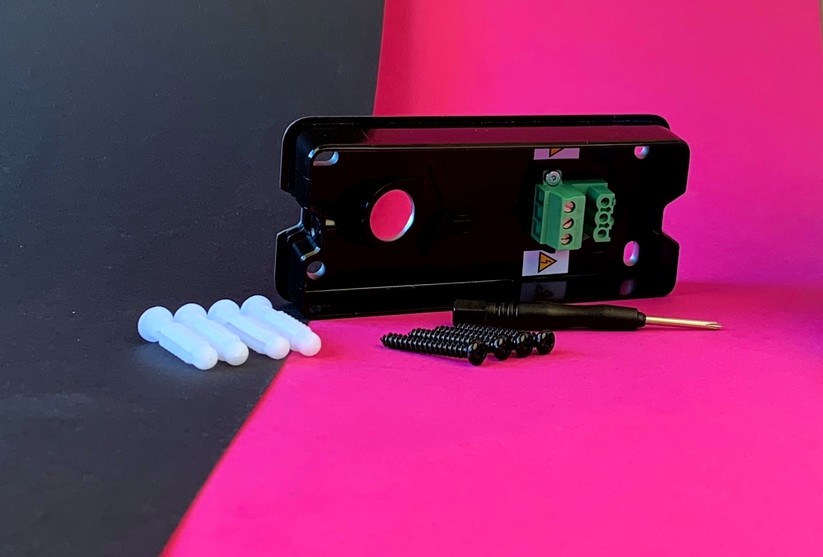 Wir empfehlen die beiliegenden Schrauben und Dübel durch hochwertigeres Material auszutauschen