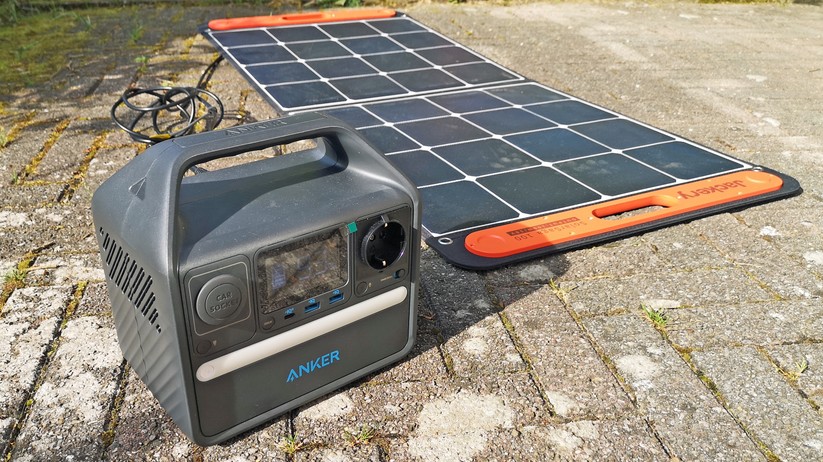 Die Anker Portable Powerstation 521 zusammen mit dem Solarpanel Jackery SolarSaga100. 