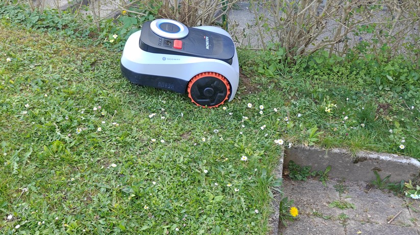 Segway Navimow i208 LiDAR: Unsere Engstelle passiert er im Test nicht zuverlässig. Einmal ist er gar umgekippt.