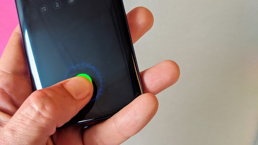 Die Technik, den Fingerprintscanner hinter das Display zu legen, funktioniert beim ZTE Axon 10 Pro eher schlecht als recht.