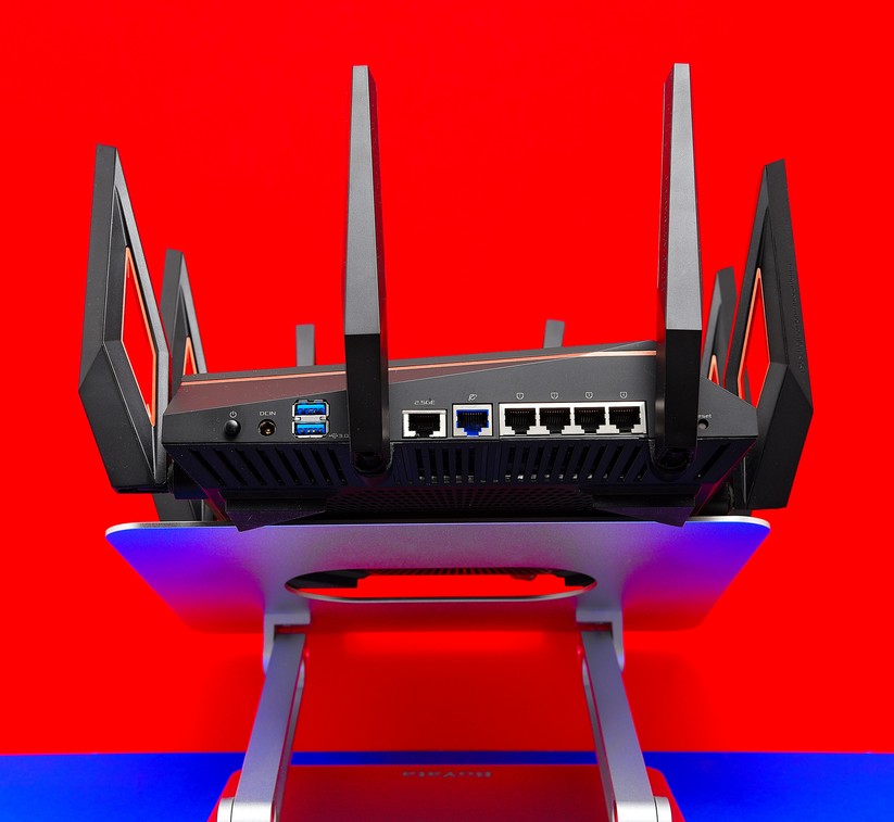 Mit acht Antennen, drei WLAN-Bändern, sechs LAN-Ports, Quad-Core-CPU, zahlreichen Funktionen, Trend Micro Security und 1,7 kg Gewicht ist der Asus GT-AX11000 ein starkes Feature-Monster für High-Speed-Gamer (Bild: Harald Karcher).