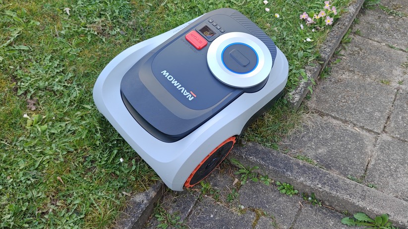 Segway Navimow i208 LiDAR: Unsere Engstelle passiert er im Test nicht zuverlässig. Einmal ist er gar umgekippt.