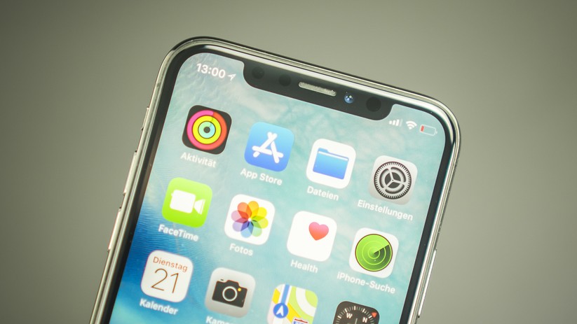 Die kleine Ausbuchtung im oberen Bereich des Bildschirms wird im Web als „Display notch“ betitelt und kritisiert. Im Alltag stört sie aber kaum. Apps werden von Entwicklern sukzessiv angepasst.