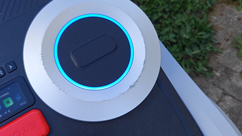 Segway Navimow i208 LiDAR: Unsere Engstelle passiert er im Test nicht zuverlässig. Einmal ist er gar umgekippt.