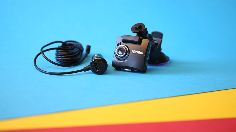 Neben Kamera, Halterung und Netzteil gehört auch eine CD mit Handbuch und Auswertungs-Software zum Lieferumfang.