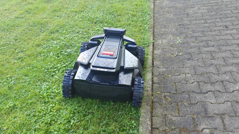 Segway Navimow X420: Großer und schwerer Allrad-Mähroboter mit RTK- und Kamera-Navigation für Rasenflächen bis 2000 m², 42 cm Schnittbreite, lenkbare Vorderräder, aber ohne Kantenschnittoptimierung.