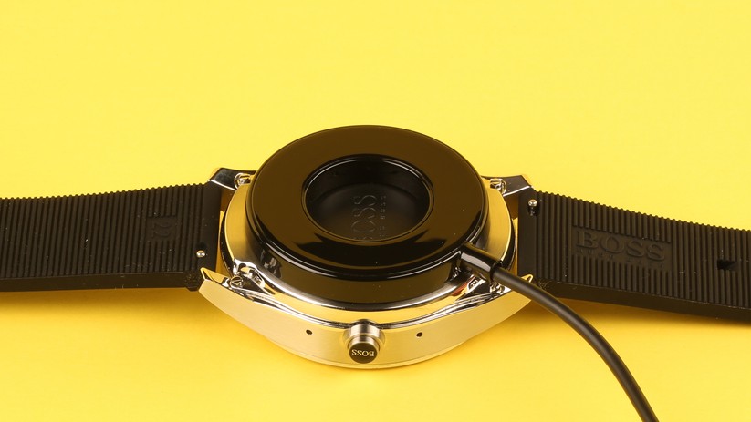 Das Ladekabel ist megnetisch und wird an der Rückseite aufgesetzt.