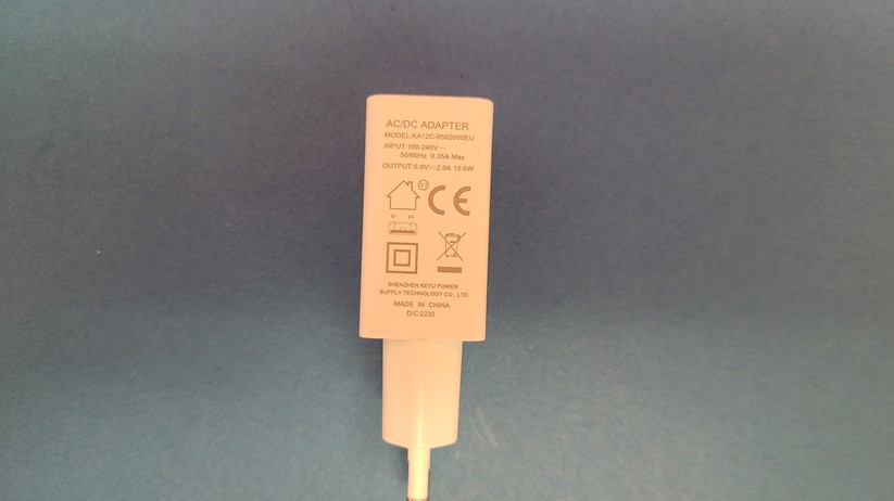 Das USB-Netzteil bietet eine maximale Leistung von 10 Watt (Spannung: 5 Volt; Stromstärke: 2 Ampere). Die tatsächliche Leistungsaufnahme der Überwachungskamera liegt im Betrieb allerdings nur zwischen 2 und etwas über 4 Watt.