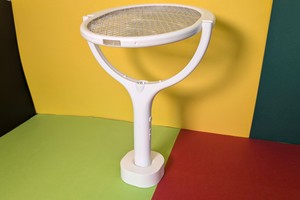 Elektrische Fliegenklatsche Gecko Man mit rotierbarem Kopf im Test