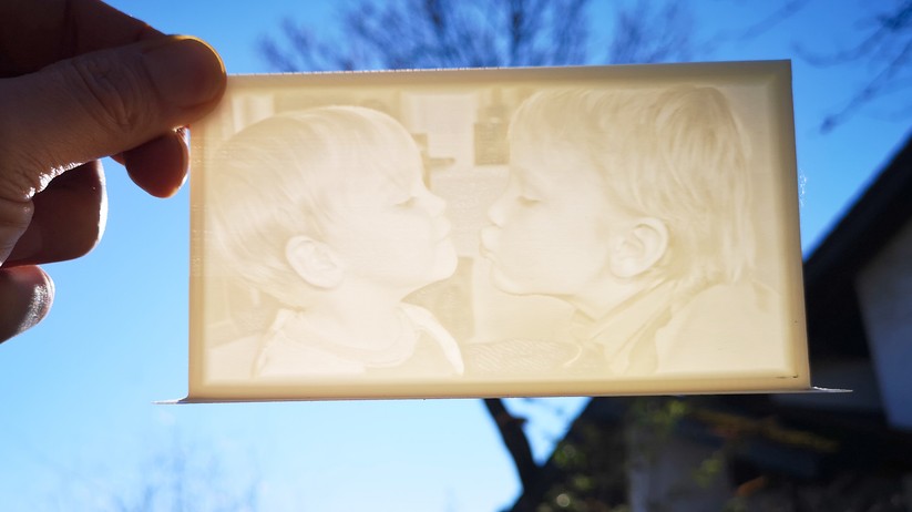 Im Gegenlicht zeigt sich das Lithophane in voller Pracht. Die Qualität ist trotz einer deutlich zu hohen Geschwindigkeit (80 mm/s) wirklich ansehnlich.