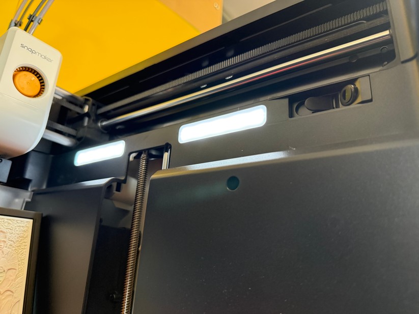 Dank Kamera und Licht kann man auch von unterwegs per Slicer-Software oder Handy-App einen Blick auf den Stand der Dinge werfen.