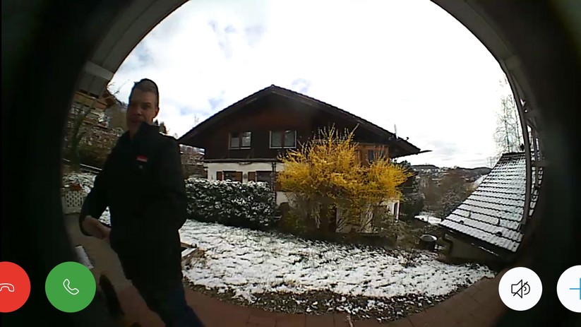 Die Kamera der neben der Tür installierten smarten Türklingel ist deutlich weitwinkliger. Hier ist das komplette Geschehen zu erkennen.