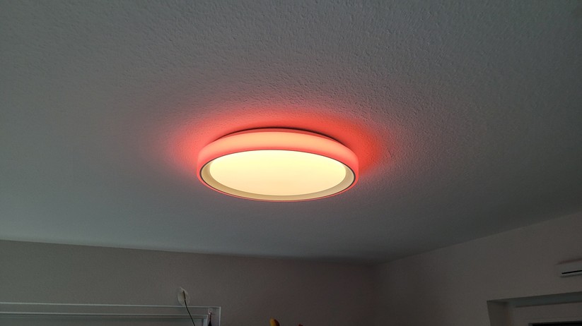 Die Aqara Deckenleuchte T1M funkt mit Zigbee und benötigt daher einen Hub. Sie ist außerdem kompatibel zu Homekit und Matter, sodass sie auch von anderen Smart-Home-Zentralen wie Apple Home, Samsung Smartthings, Homey Pro, Home Assistant, Google Home sowie Amazon Echo und Echo Hub steuern lässt. Die Hauptlampe mit einem Durchmesser von knapp 50 cm unterstützt eine Weißfarbton-Steuerung, während das umlaufende Seitenlicht dank RGBIC-Technik sehenswerte Animationen und Farbverläufe darstellen kann. Ihre LEDs sind hell genug, um einen Raum mit einer Größe von bis zu 25 m² zu beleuchten. Die maximale Leistungsaufnahme beträgt 25 Watt.  