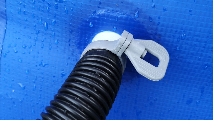 Der günstige schwarze Solarschlauch sorgt für wärmeres Wasser.