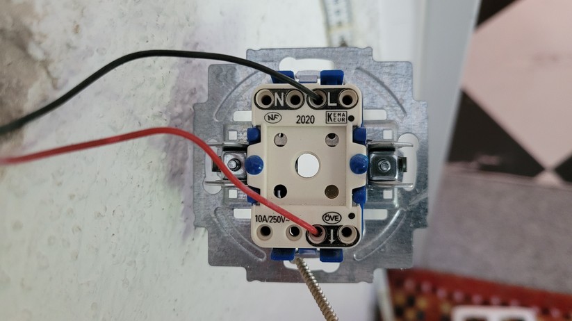 Für die Stromversorgung der Reolink Video Doorbell kann man die Verkabelung einer vorhandenen Türklingel verwenden.