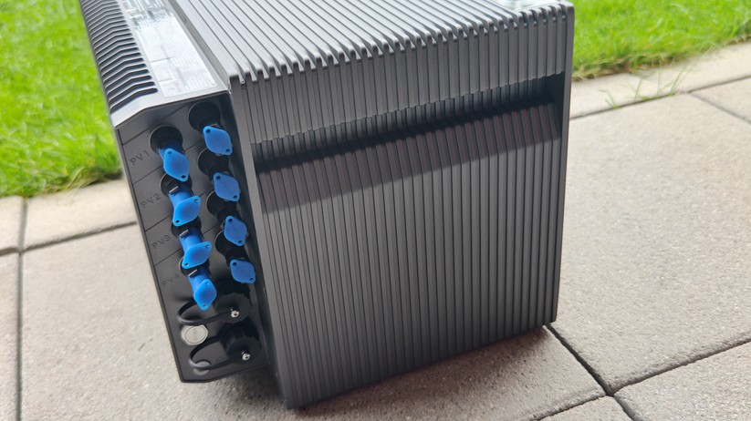 Balkonkraftwerk Priwatt Duo mit 900 Watt Solarleistung und Speicher Avocado Orbit M mit 2,11 kWh, vier MPPTs mit einer Eingangsleistung von bis zu 2600 Watt.