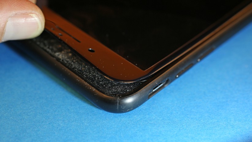 Unter dem Rand vom Display-Schutz sammeln sich Staub und Dreck.