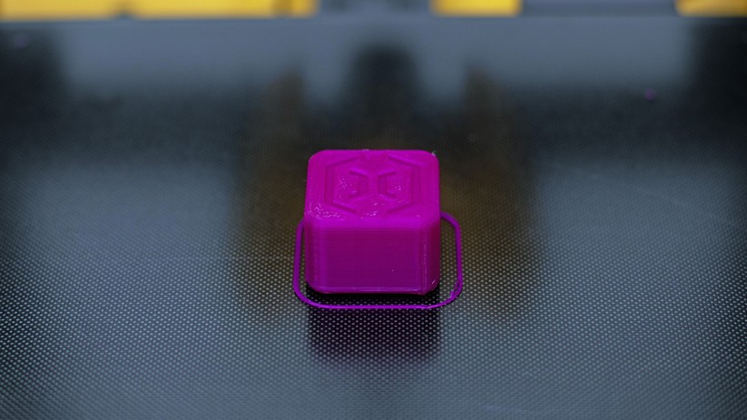 Die beschichtete Glasdruckplatte des Artillery Hornet.