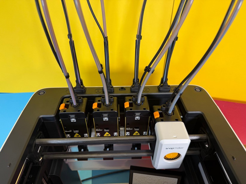 Der Snapmaker U1 hat vier Druckköpfe mit eigenem Hot-End und Extruder-Antrieb. Jeweils ein Druckkopf ist im Einsatz, die anderen werden hinten im Drucker geparkt.