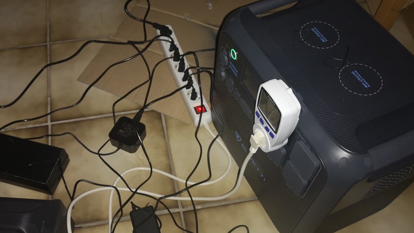 Die Bluetti Poweroak AC200Max muss im Test eine ganze Batterie an anderen Powerstations laden.