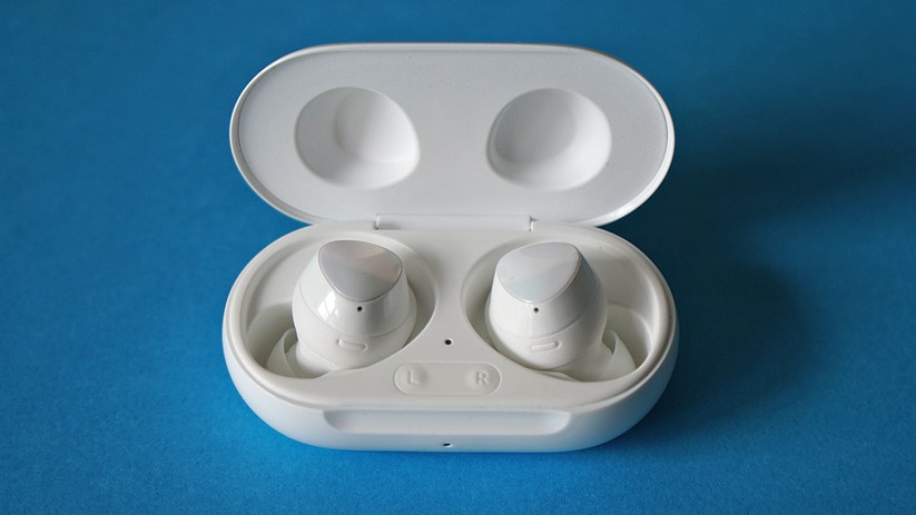 Die Buds+ in ihrer Ladeschale. 