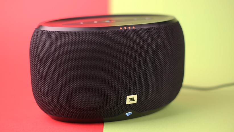 Auf der Vordereite befinden sich oben und unten die Status-LEDs.