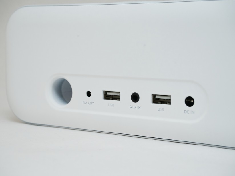 Neben der Qi-Ladematte oben, kann der Wakey auch über seine zwei USB-Ports auf der Rückseite Geräte laden. 