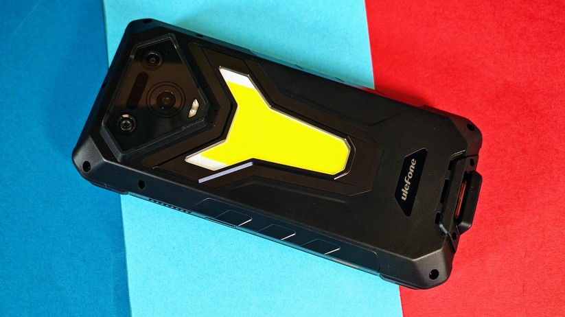  Outdoor-Handy mit Beamer, Nachtsichtkamera und XXL-Akku 