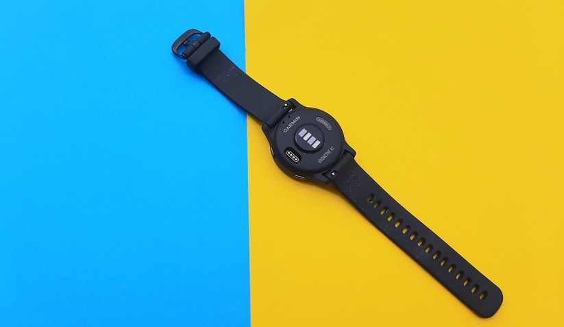 Auf der Rückseite ist der Pulsmesser (Mitte) sowie der Ladeanschluss. 