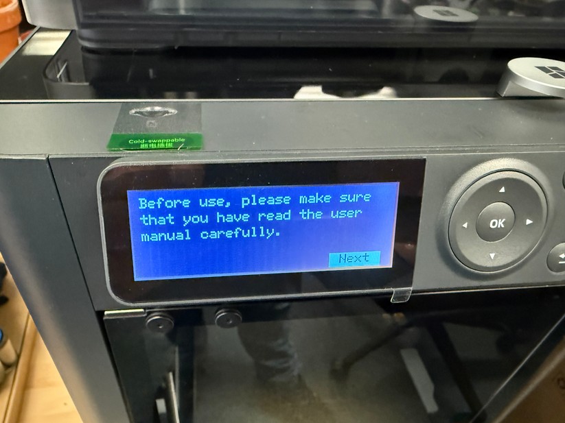 ... fertig. Wenn die Transportsicherungen draußen sind, kann man den Drucker nun einschalten. 