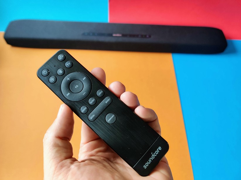 Neben der einfachen Fernbedienung kann auch eine App die Soundbar Anker Soundcore Infini Pro steuern.