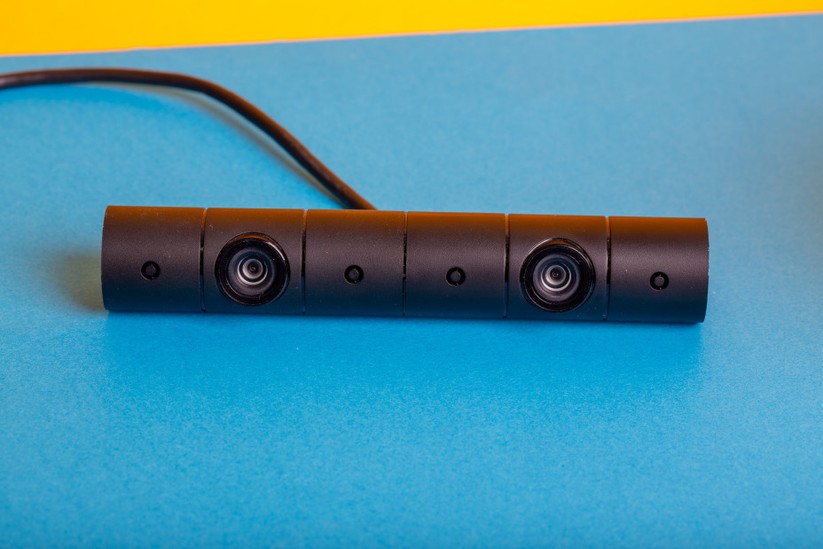 Die Playstation Kamera erfasst zentral positioniert das Headset und die Move Controller.