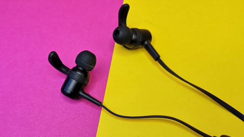 Dank der Ear-Fin-Ohrhalterung sitzen die Kopfhörer stabil und zuverlässig im Ohr.