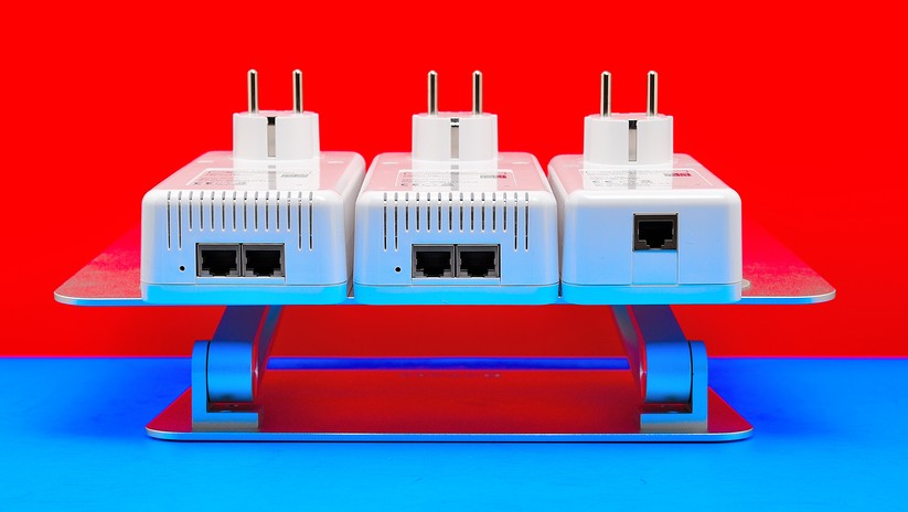 Der reine LAN-zu-Powerline-Adapter rechts außen hat nur eine LAN-Buchse. Die beiden PLC-LAN-WLAN-Geräte links und mittig haben je zwei Ethernet-Gigabit-Anschlüsse (Bild: Harald Karcher).