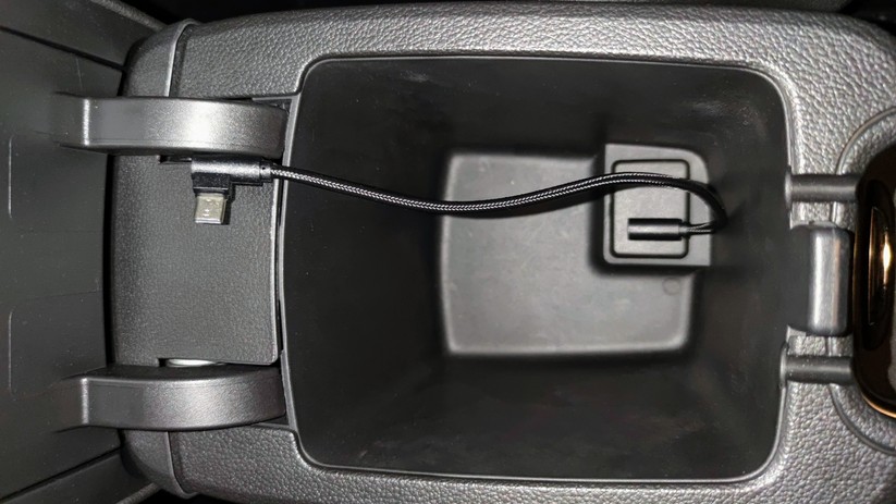 Box mit USB-Anschluss fürs Smartphone im Opel Astra K