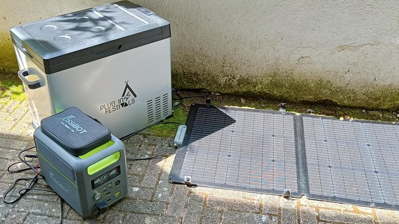 Hier lädt die Fossibot F1200 per Solarpanel und versorgt gleichzeitig eine Kühlbox.