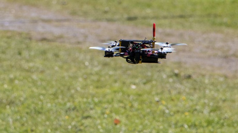 Ein typoischer Race-Copter im Schwebeflug.
