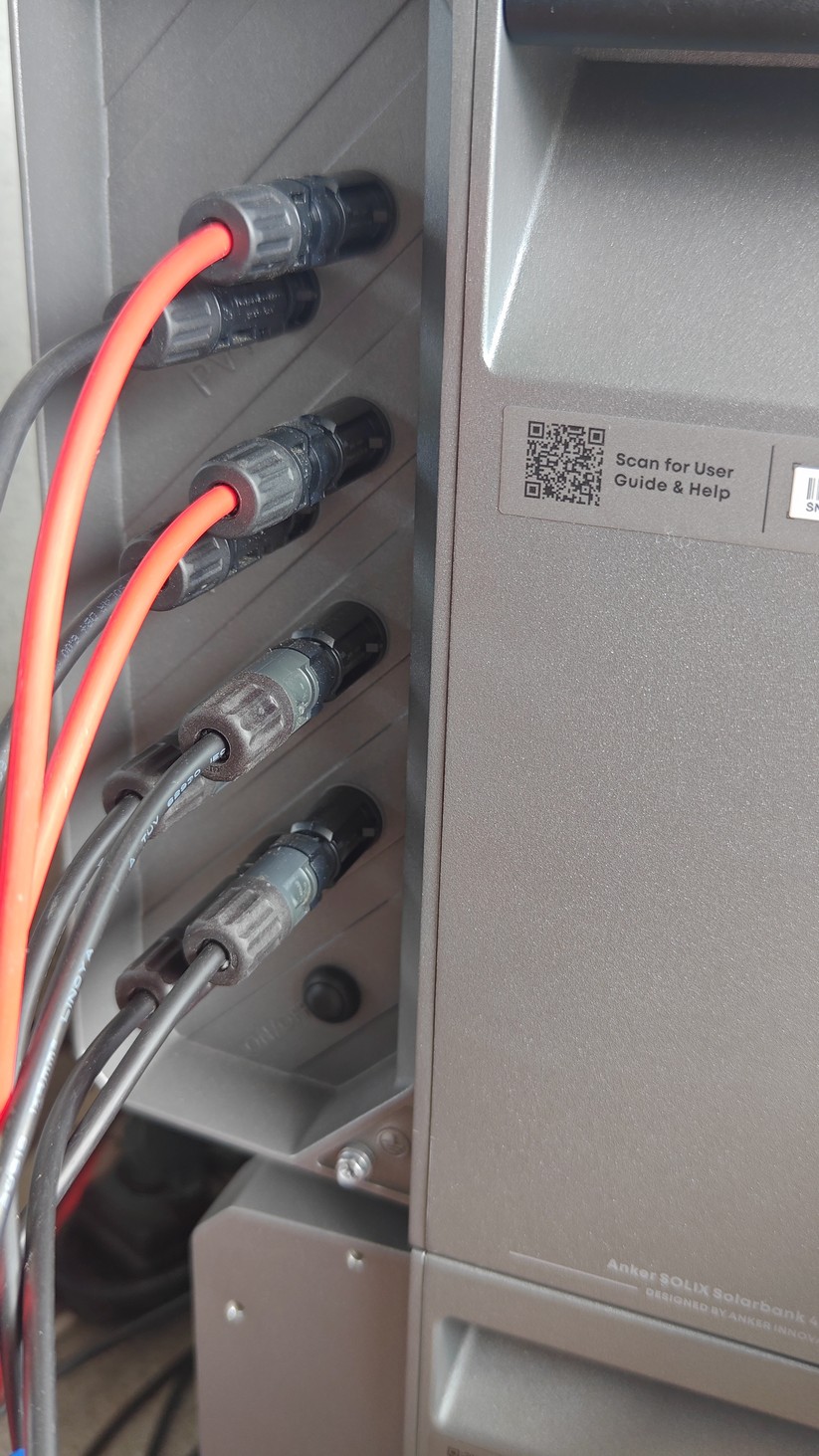  Über vier MPPTs lassen sich bis zu zwölf Module anschließen. Die PV-Eingangsleistung liegt bei 5000 Watt.