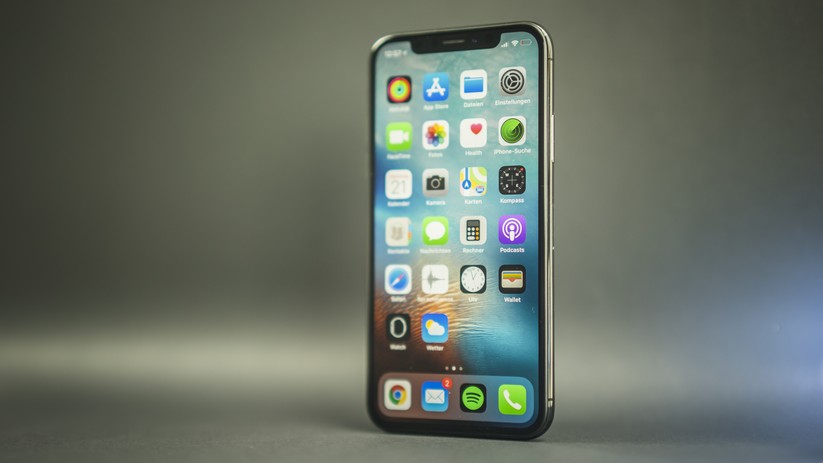 Der Rahmen des iPhone X ist aus Metall, genauer gesagt aus Edelstahl und wird an vier Stellen von einem dünnen Streifen aus Kunststoff getrennt.
