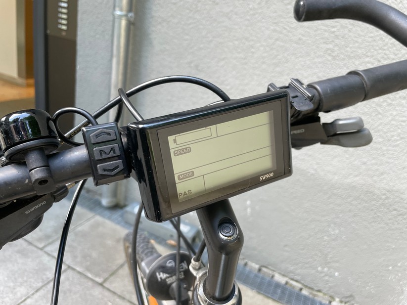 Der Bordcomputer ist schön groß und passt in die Mitte der Lenkerstange.